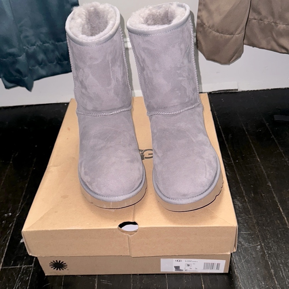 Like new EUC WOMENS UGG CLASSIC II size 9